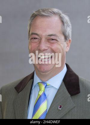 UKIP-Führer Nigel Farage verlässt das BBC Broadcasting House, nachdem er an der Andrew Marr Show teilgenommen hatte. Bilddatum: Sonntag, 6. November 2016. Bildnachweis sollte lauten: Isabel Infantes / EMPICS Entertainment. Stockfoto