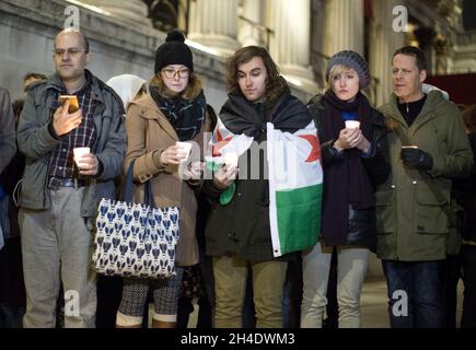 In London treffen sich Menschen in einer Kerzenmahnwache am Trafalgar Square im Zentrum von London, um die Tötung von Zivilisten in Aleppo, Syrien, zu verurteilen Stockfoto