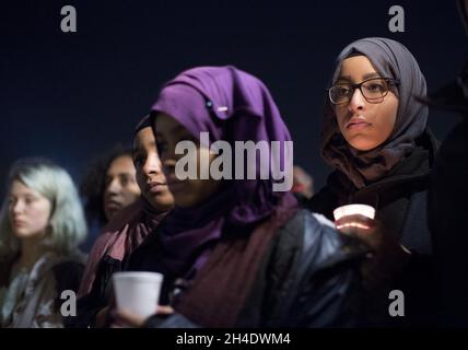 In London treffen sich Menschen in einer Kerzenmahnwache am Trafalgar Square im Zentrum von London, um die Tötung von Zivilisten in Aleppo, Syrien, zu verurteilen Stockfoto