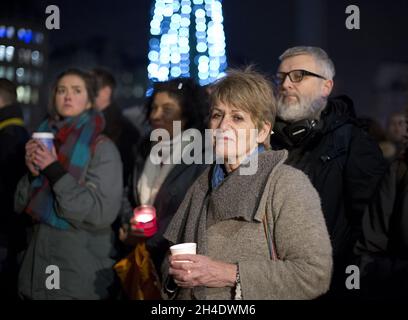 In London treffen sich Menschen in einer Kerzenmahnwache am Trafalgar Square im Zentrum von London, um die Tötung von Zivilisten in Aleppo, Syrien, zu verurteilen Stockfoto