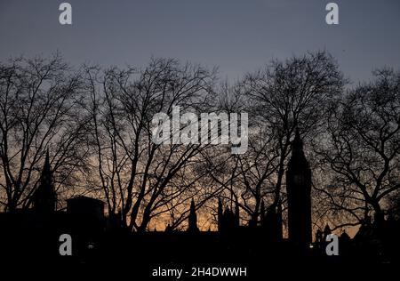 Zwei Tage nach dem Londoner Terroranschlag über die Westminster Bridge geht die Sonne hinter den Houses of Parliament in London unter. Bild datiert: Freitag, 24. März 2017. Bildnachweis sollte lauten: Isabel Infantes / EMPICS Entertainment. Stockfoto