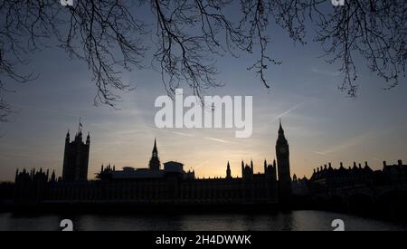 Zwei Tage nach dem Londoner Terroranschlag über die Westminster Bridge geht die Sonne hinter den Houses of Parliament in London unter. Bild datiert: Freitag, 24. März 2017. Bildnachweis sollte lauten: Isabel Infantes / EMPICS Entertainment. Stockfoto