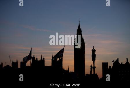 Zwei Tage nach dem Londoner Terroranschlag über die Westminster Bridge geht die Sonne hinter den Houses of Parliament in London unter. Bild datiert: Freitag, 24. März 2017. Bildnachweis sollte lauten: Isabel Infantes / EMPICS Entertainment. Stockfoto