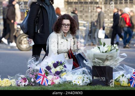 Zwei Tage nach dem Terroranschlag in London hinterlässt eine Frau auf dem Parliament Square gegenüber dem Houses of Parliament einen Blumenstrauß. Bild datiert: Freitag, 24. März 2017. Bildnachweis sollte lauten: Isabel Infantes / EMPICS Entertainment. Stockfoto