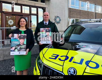 Pamela McCreedy, Chief Opering Officer von PSNI, und Mark Hamilton, stellvertretender Chief Constable von PSNI, beim Start einer neuen Rekrutierungskampagne am Hauptsitz von PSNI in Belfast. Bilddatum: Dienstag, 2. November 2021. Stockfoto