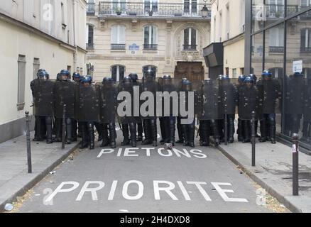 Polizeibeamte des Aufstands nehmen Stellung, während sie heute während einer Kundgebung am 1. Mai im Zentrum von Paris vor den französischen Parlamentswahlen am kommenden Sonntag, dem 7. Mai, antifaschistischen Aktivisten gegenüberstehen.Bild vom: Montag, 1. Mai 2017. Bildnachweis sollte lauten: Isabel Infantes / EMPICS Entertainment. Stockfoto
