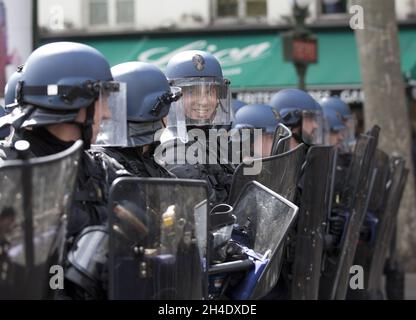 Polizeibeamte des Aufstands nehmen Stellung, während sie heute während einer Kundgebung am 1. Mai im Zentrum von Paris vor den französischen Parlamentswahlen am kommenden Sonntag, dem 7. Mai, antifaschistischen Aktivisten gegenüberstehen.Bild vom: Montag, 1. Mai 2017. Bildnachweis sollte lauten: Isabel Infantes / EMPICS Entertainment. Stockfoto
