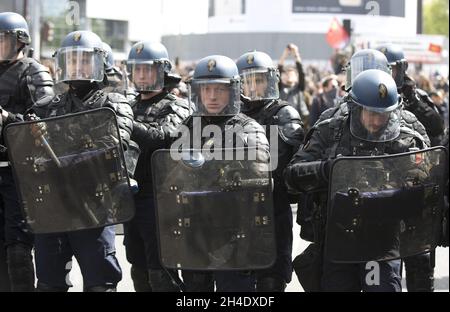 Polizeibeamte des Aufstands nehmen Stellung, während sie heute während einer Kundgebung am 1. Mai im Zentrum von Paris vor den französischen Parlamentswahlen am kommenden Sonntag, dem 7. Mai, antifaschistischen Aktivisten gegenüberstehen.Bild vom: Montag, 1. Mai 2017. Bildnachweis sollte lauten: Isabel Infantes / EMPICS Entertainment. Stockfoto