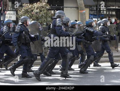 Polizeibeamte des Aufstands nehmen Stellung, während sie heute während einer Kundgebung am 1. Mai im Zentrum von Paris vor den französischen Parlamentswahlen am kommenden Sonntag, dem 7. Mai, antifaschistischen Aktivisten gegenüberstehen.Bild vom: Montag, 1. Mai 2017. Bildnachweis sollte lauten: Isabel Infantes / EMPICS Entertainment. Stockfoto