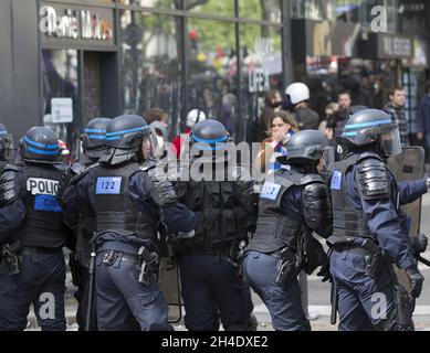 Polizeibeamte des Aufstands nehmen während einer Kundgebung am 1. Mai, nur sechs Tage vor den französischen Parlamentswahlen am kommenden Sonntag, dem 7. Mai, Stellung, da sie antifaschistischen Aktivisten gegenüberstehen.Foto vom: Montag, 1. Mai 2017. Bildnachweis sollte lauten: Isabel Infantes / EMPICS Entertainment. Stockfoto
