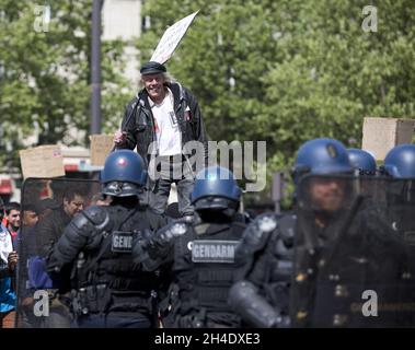 Polizeibeamte des Aufstands nehmen während einer Kundgebung am 1. Mai, nur sechs Tage vor den französischen Parlamentswahlen am kommenden Sonntag, dem 7. Mai, Stellung, da sie antifaschistischen Aktivisten gegenüberstehen.Foto vom: Montag, 1. Mai 2017. Bildnachweis sollte lauten: Isabel Infantes / EMPICS Entertainment. Stockfoto