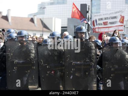 Polizeibeamte des Aufstands nehmen während einer Kundgebung am 1. Mai, nur sechs Tage vor den französischen Parlamentswahlen am kommenden Sonntag, dem 7. Mai, Stellung, da sie antifaschistischen Aktivisten gegenüberstehen.Foto vom: Montag, 1. Mai 2017. Bildnachweis sollte lauten: Isabel Infantes / EMPICS Entertainment. Stockfoto