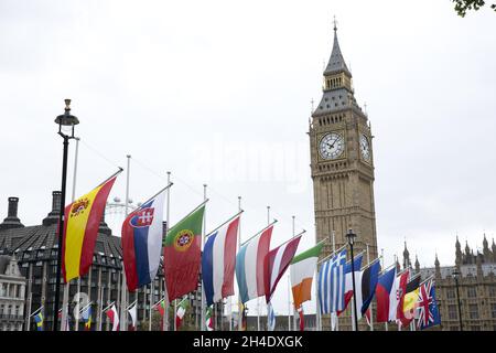 Die Flaggen der 27 EU-Mitgliedsstaaten fliegen am Europatag, der jedes Jahr am 9. Mai stattfindet, um den Frieden und die Einheit in Europa zu feiern, um den Parliament Square gegenüber dem Big Ben Tower und den Houses of Parliament in Westminster, London, zu umfliegen. Er markiert den Jahrestag der historischen Schuman-Erklärung, die als Beginn der heutigen Europäischen Union gilt. Bild datiert: Dienstag, 9. Mai 2017. Bildnachweis sollte lauten: Isabel Infantes / EMPICS Entertainment. Stockfoto