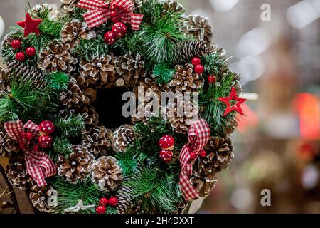 Schöne Weihnachten Kranz auf Store Front Stockfoto