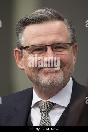 Barry Gardiner, der Schattenminister für internationalen Handel, sitzt beim Start des Manifests der Partei an der University of Bradford mit dem Schattenkabinett zusammen. Bild datiert: Dienstag, 16. Mai 2017. Bildnachweis sollte lauten: Isabel Infantes / EMPICS Entertainment. Stockfoto