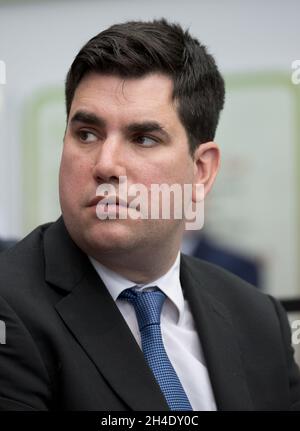 Der Schatten-Justizminister Richard Burgon sitzt mit dem Schatten-Kabinett zusammen, während das Manifest der Partei an der University of Bradford gestartet wurde. Bild datiert: Dienstag, 16. Mai 2017. Bildnachweis sollte lauten: Isabel Infantes / EMPICS Entertainment. Stockfoto