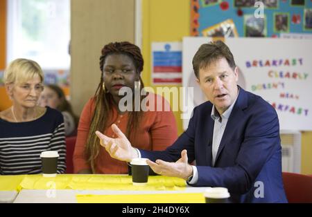 Nick Clegg besucht den Oasis Playspace in Lambeth, Süd-London, um an einer Diskussion mit Lehrern, Eltern und Köchen über die Auswirkungen von Theresa Mays Entscheidung teilzunehmen, kostenlose Schulessen zu verschrotten und das Frühstück für jeweils nur 7 Pence zu ersetzen. .Bild datiert: Mittwoch, 31. Mai 2017. Bildnachweis sollte lauten: Isabel Infantes / EMPICS Entertainment. Stockfoto