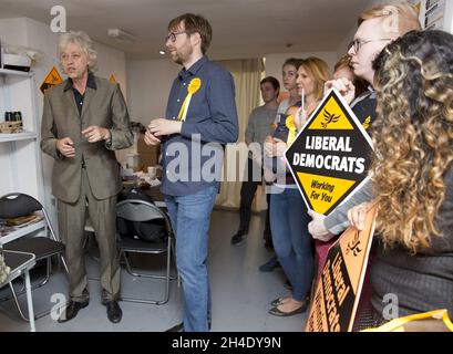 Bob Geldof besucht den Kandidaten der Liberaldemokraten für Vauxhall, George Turner, im Wahlkampfbüro in Südlondon. Bild datiert: Mittwoch, 7. Juni 2017. Bildnachweis sollte lauten: Isabel Infantes / EMPICS Entertainment Stockfoto