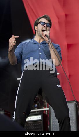 Der Sänger Justin Young von der Rockband The Vaccines spielt am Samstag, den 12. August 2017, auf der Hauptbühne des Boardmasters Festival 2017 in Watergate Bay, Newquay, Cornwall.Bild datiert: , 2017. Bildnachweis sollte lauten: Isabel Infantes / EMPICS Entertainment. Stockfoto