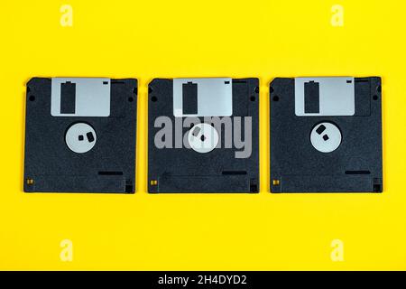 Diskettenlaufwerk auf dem gelben Papierhintergrund eingestellt, Nahaufnahme Stockfoto