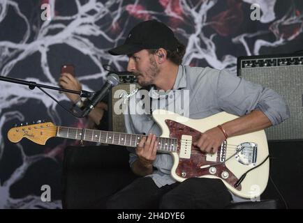 Ben Howard spielt mit der Musikband A Blaze of Feather auf der Hauptbühne des Boardmasters Festival 2017 in Watergate Bay, Newquay, Cornwall, am Sonntag, 13. August 2017.Bild datiert: , 2017. Bildnachweis sollte lauten: Isabel Infantes / EMPICS Entertainment. Stockfoto