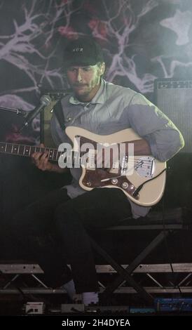 Ben Howard spielt mit der Musikband A Blaze of Feather auf der Hauptbühne des Boardmasters Festival 2017 in Watergate Bay, Newquay, Cornwall, am Sonntag, 13. August 2017.Bild datiert: , 2017. Bildnachweis sollte lauten: Isabel Infantes / EMPICS Entertainment. Stockfoto