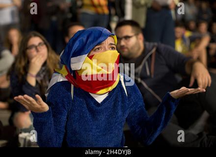 Katalanische Separatisten reagieren auf eine Rede des spanischen Premierministers Mariano Rajoy, die am Abend des 1. Oktober 2017 auf der Plaza Catalunya im Zentrum von Barcelona gezeigt wurde, nachdem die katalanische Regierung entschlossen war, ein vom Verfassungsgericht des Landes für illegal erlegtes Unabhängigkeitsreferendum voranzutreiben Stockfoto