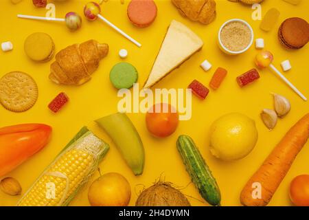 Intermittierendes Fasten, Ernährung, Gewichtsverlust, Mittagessen Konzept. Ungesunde Lebensmittel auf farbigem Hintergrund, Draufsicht. Stockfoto