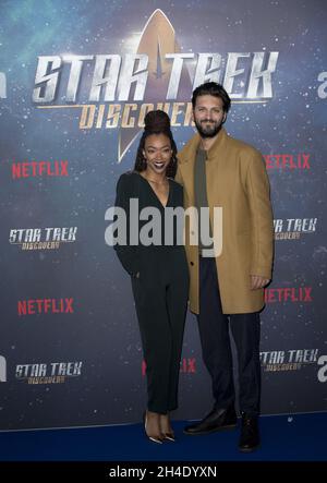 (Von links nach rechts) Sonequa Martin-Green und Shazad Latif nehmen am Sonntag, den 5. November, an der Star Trek: Discovery Special Fan-Vorführung der Fotoaktion im Millbank Tower Teil. Bild datiert: Sonntag, 5. November 2017. Bildnachweis sollte lauten: Isabel Infantes / EMPICS Entertainment. Stockfoto