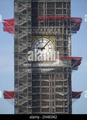 Eine der Uhren des Elizabeth Tower, bekannt als Big Ben, wird durch Gerüste gesehen, da die Renovierungsarbeiten im Londoner House of Parliament fortgesetzt werden, was bis zu vier Jahre dauern wird. Bild datiert: Mittwoch, 21. März 2018. Bildnachweis sollte lauten: Isabel Infantes / EMPICS Entertainment. Stockfoto