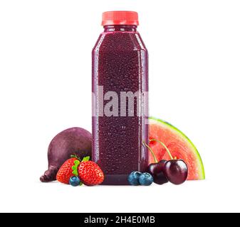 Frisch gepresster Beet Cherry Blueberry Strawberry Wassermelonensaft in einer generischen Plastikflasche mit Fruchtgarnish isoliert auf weißem Hintergrund Stockfoto