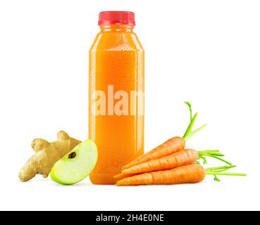 Frisch gepresster Karotten-Apfel-Ingwersaft in einer generischen Plastikflasche mit Obst- und Gemüsegarnish isoliert auf weißem Hintergrund Stockfoto