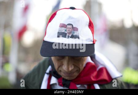 Demonstranten während einer Demonstration gegen die militärische Intervention in Syrien auf dem Parliament Square in London, nachdem die Regierung der USA, des Vereinigten Königreichs und Frankreichs gegen Assads Chemiewaffen vorgegangen war. Bild datiert: Montag, 16. April 2018. Bildnachweis sollte lauten: Isabel Infantes / EMPICS Entertainment. Stockfoto