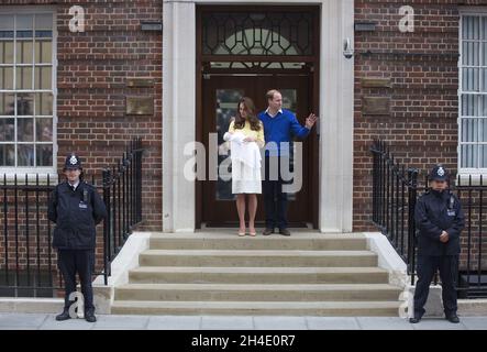 Der Herzog von Cambridge und die Herzogin von Cambridge verlassen nach der Geburt ihrer neugeborenen Tochter Prinzessin Charlotte den Lindo-Flügel im St. Mary's Hospital in London. Bild datiert: Samstag, 2. Mai 2015. Bildnachweis sollte lauten: Isabel Infantes / EMPICS Entertainment. Stockfoto