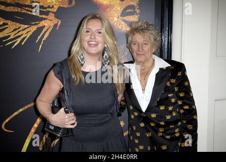 Rod Stewart (rechts) und Frau Penny Lancaster waren bei der Eröffnungsnacht von TINA, einem neuen Musical, das auf das Leben des legendären Künstlers im Aldwych Theatre in London basiert. Bild datiert: Dienstag, 17. April 2018. Bildnachweis sollte lauten: Isabel Infantes / EMPICS Entertainment. Stockfoto