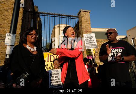 (Von links nach rechts) Schatten-Innenministerin, Diane Abbott, Und die Labour-Ratsmitglied Claudia Webbe appellierte während einer Solidaritätskundgebung auf dem Windrush Square in Brixton im Süden Londons an die Demonstranten, um ihre Unterstützung für die so genannte Windrush-Generation zu zeigen, nachdem herauskam, dass das Innenministerium Tausende von Landekarten zerstörte, die die Ankunft von Migranten aus der windrush-Ära dokumentierten. Bild datiert: Freitag, 20. April 2018. Bildnachweis sollte lauten: Isabel Infantes / EMPICS Entertainment. Stockfoto