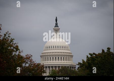 Washington, USA. November 2021. Eine allgemeine Ansicht des US-Kapitolgebäudes, in Washington, DC, am Dienstag, den 2. November, 2021. Präsident Biden ist im Ausland, nachdem er sich zum ersten Mal mit den Staats- und Regierungschefs der G20 in Rom und jetzt auf der COP26 in Glasgow getroffen hat, bevor er heute Abend inmitten hektischer Kongressverhandlungen über Billionen Dollar an demokratischen Ausgabenprioritäten nach Hause zurückkehrt. (Graeme Sloan/Sipa USA) Quelle: SIPA USA/Alamy Live News Stockfoto