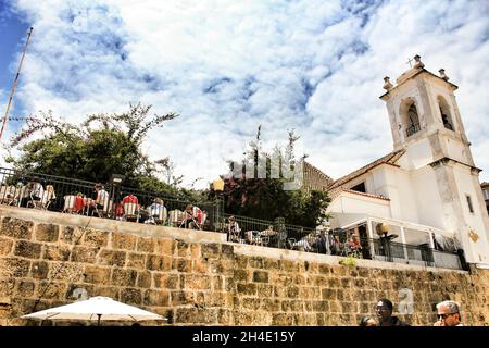 Lissabon, Portugal - 11. Juni 2018: Menschen, die an einem bewölkten Frühlingstag im Aussichtspunkt Portas do Sol in Lissabon, Portugal, fotografieren Stockfoto