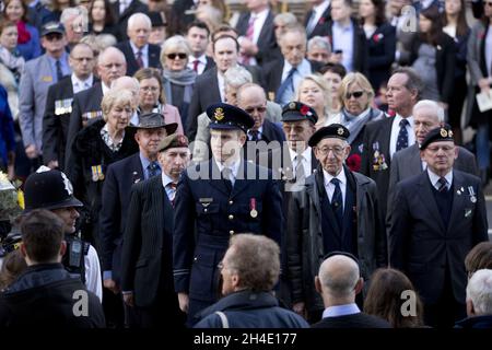 Kriegsveteranen nehmen an einer Parade im Cenotaph Teil, um dem ANZAC Day in London zu gedenken. Bild datiert: Mittwoch, 25. April 2018. Bildnachweis sollte lauten: Isabel Infantes / EMPICS Entertainment. Stockfoto