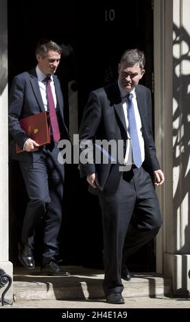 Verteidigungsminister Gavin Williamson, Linke und Justizminister David Gauke verließen die Downing Street, London, zu einer Kabinettssitzung. Bild datiert: Dienstag, 1. Mai 2018. Bildnachweis sollte lauten: Isabel Infantes / EMPICS Entertainment. Stockfoto