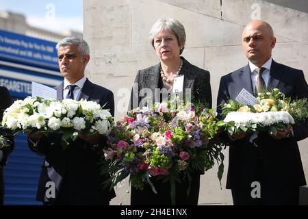 (Von links nach rechts) der Bürgermeister von London Sadiq Khan, die Premierministerin Theresa May und Innenminister Sajid Javid zollen im Gedenken an die Opfer des Angriffs auf die London Bridge/den Borough Market während einer Schweigeminute anlässlich des einjährigen Jubiläums ihren Respekt. Bilddatum: Sonntag, 3. Juni 2018. Stockfoto