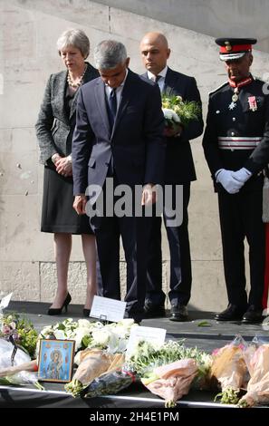 (Von links nach rechts) Premierministerin Theresa May, der Bürgermeister von London Sadiq Khan und Innenminister Sajid Javid zollen im Gedenken an die Opfer des Angriffs auf die London Bridge/den Borough Market während einer Schweigeminute anlässlich des einjährigen Jubiläums ihren Respekt. Bilddatum: Sonntag, 3. Juni 2018. Stockfoto