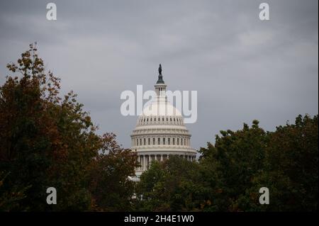 Washington, USA. November 2021. Eine allgemeine Ansicht des US-Kapitolgebäudes, in Washington, DC, am Dienstag, den 2. November, 2021. Präsident Biden ist im Ausland, nachdem er sich zum ersten Mal mit den Staats- und Regierungschefs der G20 in Rom und jetzt auf der COP26 in Glasgow getroffen hat, bevor er heute Abend inmitten hektischer Kongressverhandlungen über Billionen Dollar an demokratischen Ausgabenprioritäten nach Hause zurückkehrt. (Graeme Sloan/Sipa USA) Quelle: SIPA USA/Alamy Live News Stockfoto