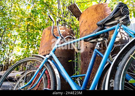 Alt und Rusty Fahrrad Details Outdoor Stockfoto