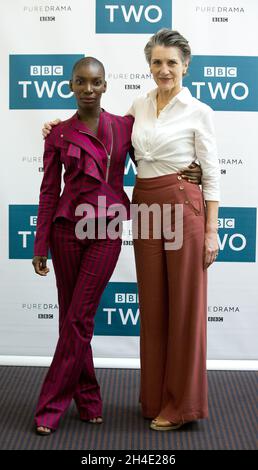 Michaela Coel (links) und Harriet Walter bei einer Fotoannahme bei BAFTA Picadilly in London. Stockfoto