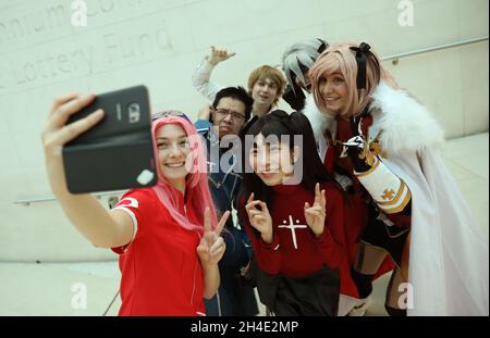 Cosplayer machen ein Selfie während des Pressestarts der Citi-Ausstellung Manga, der größten Manga-Ausstellung außerhalb Japans für 2019 im British Museum in London Stockfoto