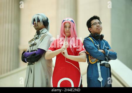 Cosplayer posieren während der Pressevorstellung der Citi-Ausstellung Manga, der größten jemals in Japan gezeigten Ausstellung von Manga für 2019 im British Museum in London Stockfoto