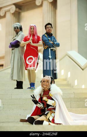 Cosplayer posieren während der Pressevorstellung der Citi-Ausstellung Manga, der größten jemals in Japan gezeigten Ausstellung von Manga für 2019 im British Museum in London Stockfoto