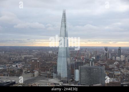 Ein allgemeiner Blick auf den Shard vom Sky Garden aus gesehen, dem obersten Stockwerk des Wolkenkratzers, der als „Walkie Talkie“ in der Stadt London bekannt ist. Bild datiert: Montag, 10. Dezember 2018 Stockfoto