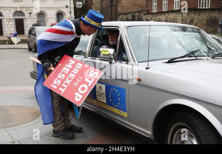 Der Anti-Brexit-Kämpfer Steve Bray (links) und seine Anhänger protestieren vor den Houses of Parliament in Westminster, London. Bild datiert: Mittwoch, 27. März 2019. Bildnachweis sollte lauten: Isabel Infantes / EMPICS Entertainment. Stockfoto